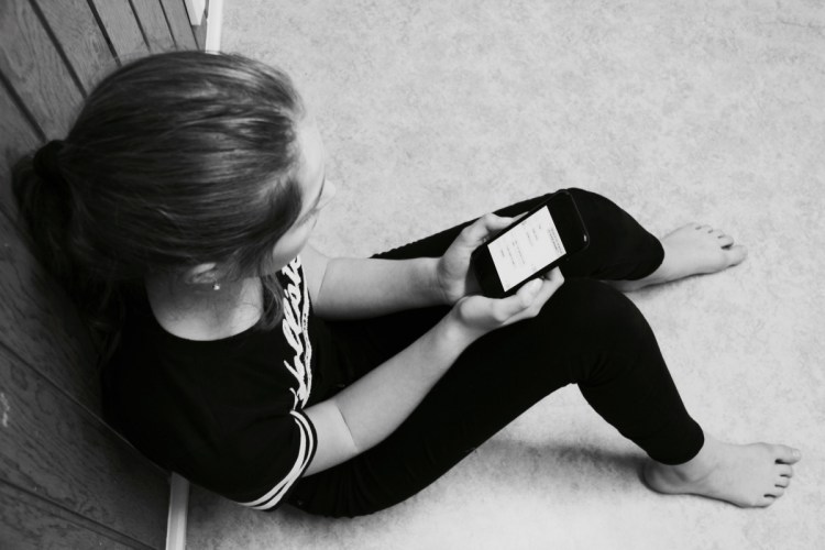 photo_child_using_phone_0